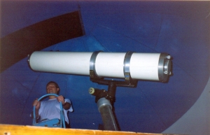 Interior da cúpula do observatório, com o refletor de 257mm